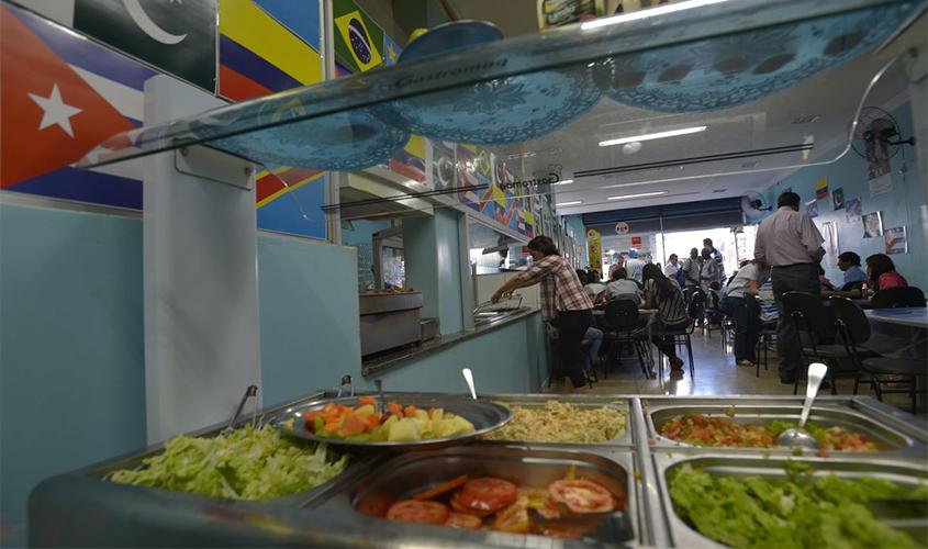 Movimento em bares e restaurantes cai, mas delivery aumenta