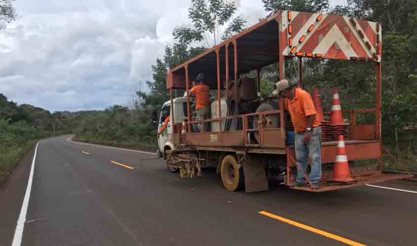 DER instala sinalização horizontal na RO-391 que interliga Chupinguaia à BR-364