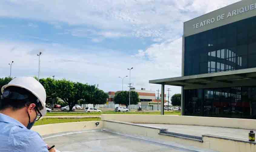 Equipe de fiscalização da Seosp acompanha obra de construção do Teatro