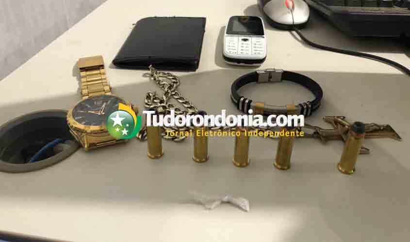 Polícia prende motorista com cinco munições e um invólucro de cocaína