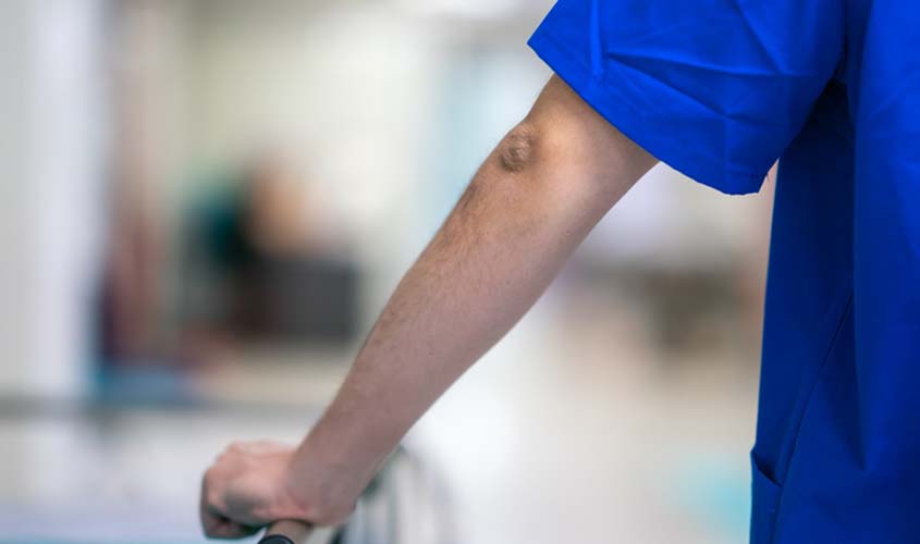 Técnico de enfermagem proibido de sair de hospital no intervalo deverá ser indenizado