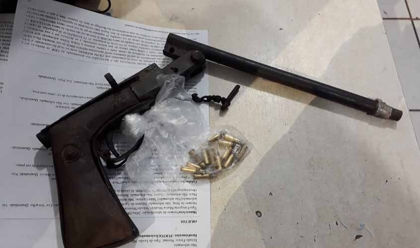 Dupla de foragidos membros de facção criminosa é presa com munições e arma