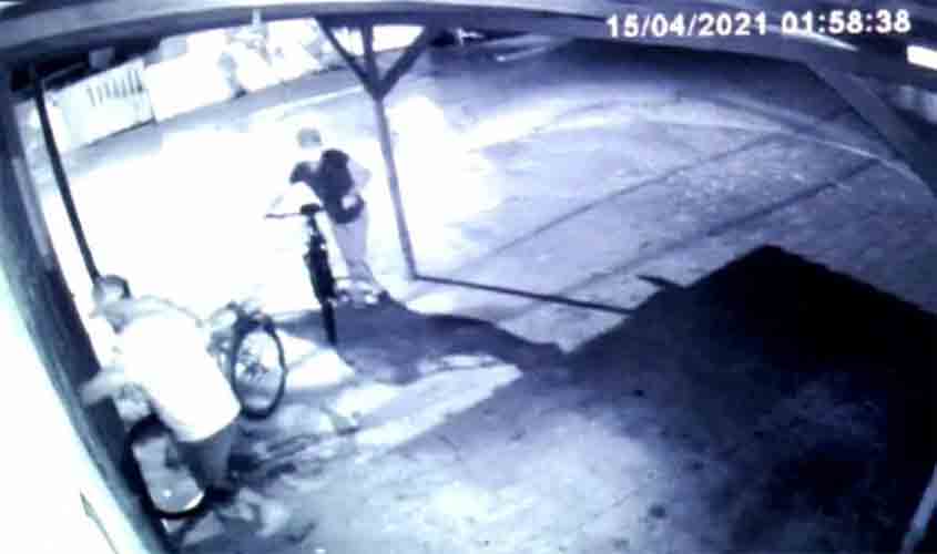 ASSISTA VÍDEO: antes de fazer “limpa” em mercearia, ladrões já haviam saqueado oficina de motos  