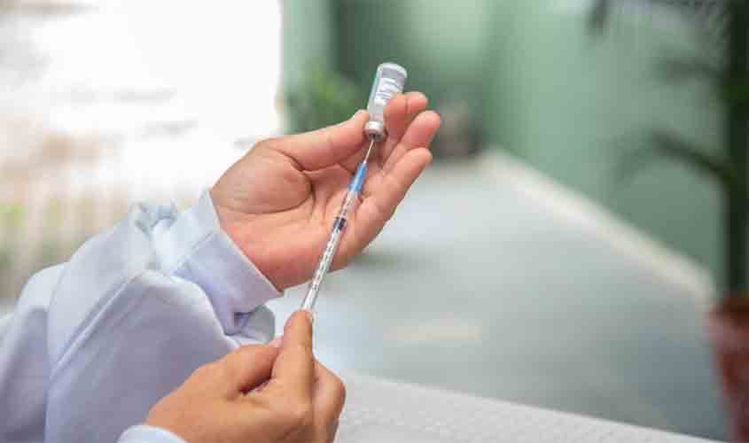 Educadores físicos e veterinários recebem a vacina contra Covid neste sábado