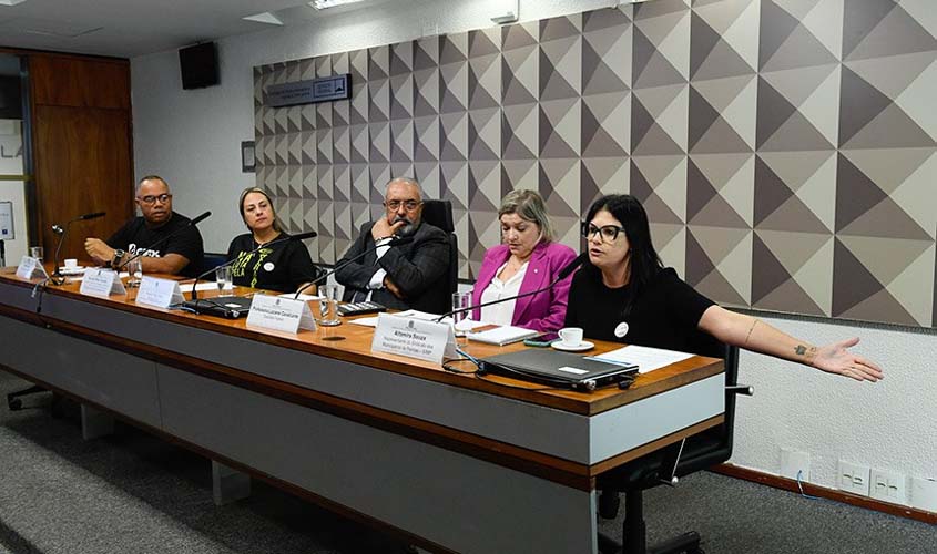Professores cobram cumprimento do piso do magistério pelos municípios