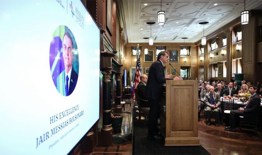 Bolsonaro recebe prêmio nos EUA e diz que ser presidente foi