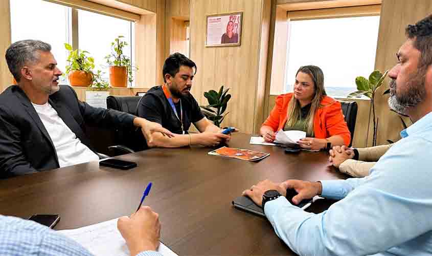 Cláudia de Jesus apresenta à Sesau propostas para desafogar e humanizar saúde