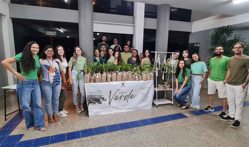 UNINASSAU doa mudas de árvores para alunos