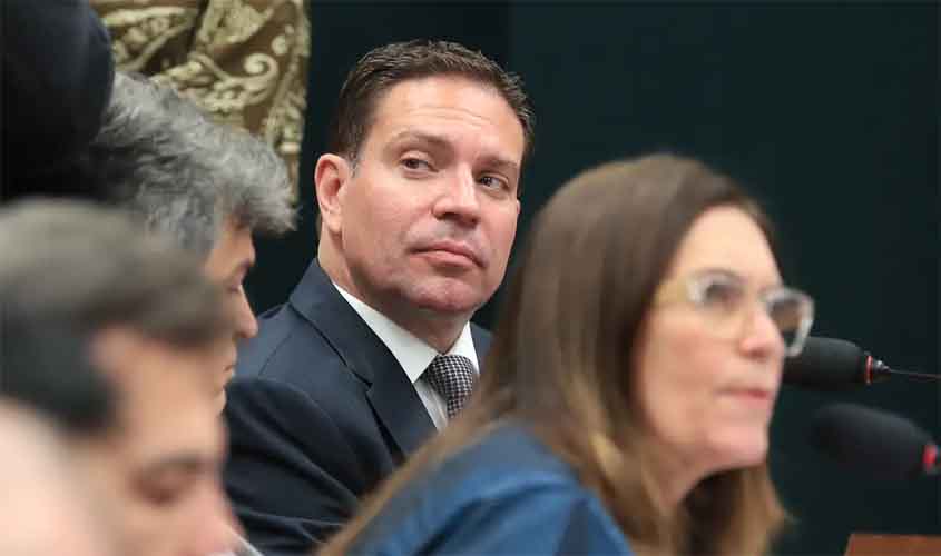 Moraes determina suspensão parcial da ação do golpe contra Ramagem