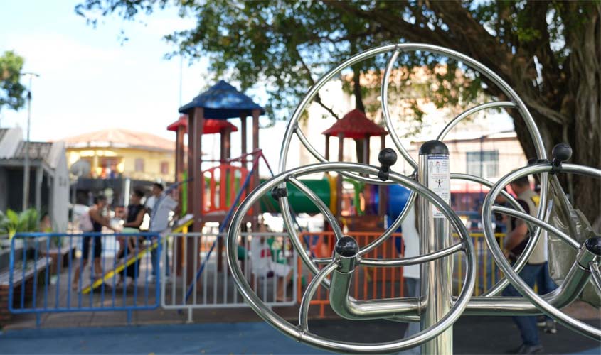 Praça do Cohab reúne famílias após revitalização