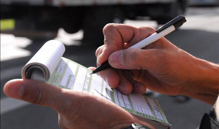 Notificação de infração de trânsito por via postal não exige aviso de recebimento
