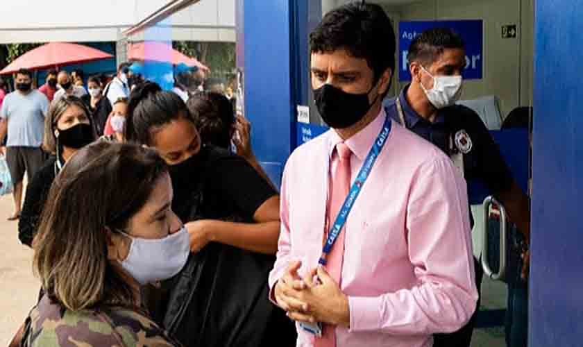 Covid: Empregados da Caixa pedem vacinação. Decisões locais atendem bancários em quatro regiões