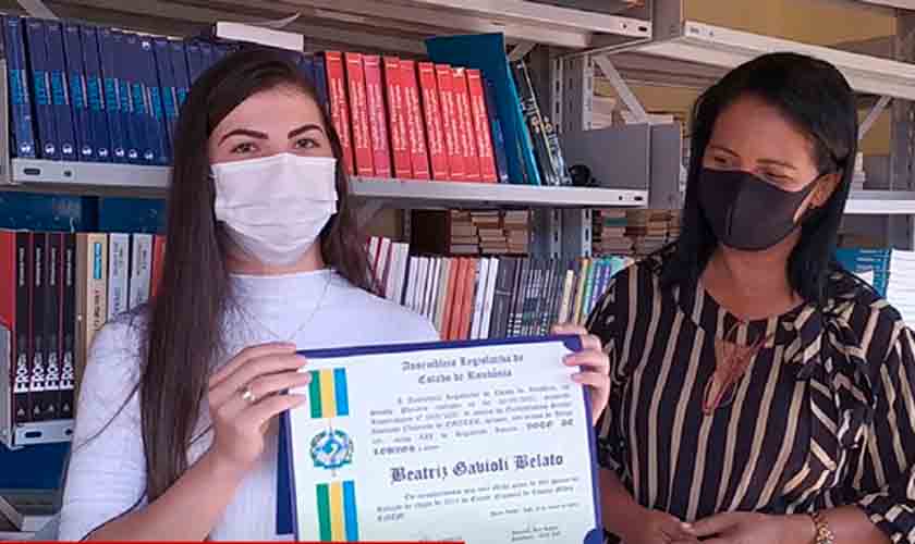 Deputado Chiquinho homenageia aluna que se destacou no Enem 2019