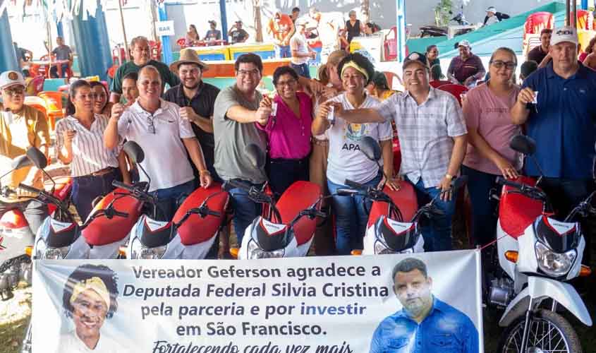 Sílvia Cristina finaliza entrega de motocicletas aos Agentes Comunitários de Saúde de São Francisco do Guaporé