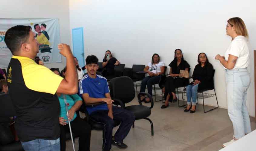 Servidores municipais concluintes do curso de Língua Brasileira de Sinais recebem certificados