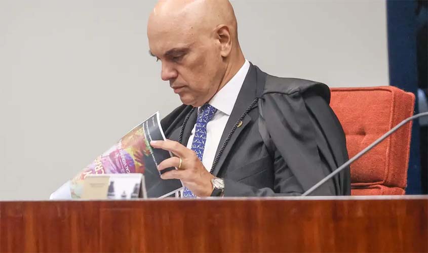 Bolsonaro tem 24 horas para explicar arma apreendida