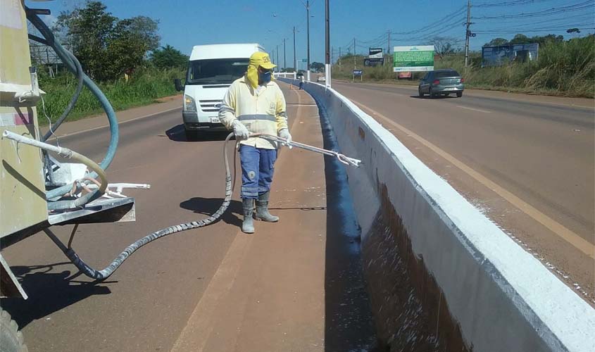 Prefeitura realiza limpeza e pintura da barreira “New Jersey” na BR 364