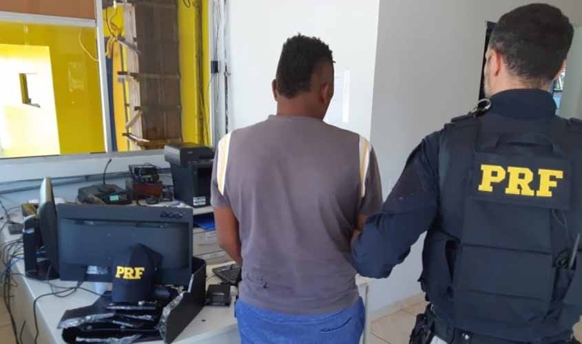 PRF flagra homem transportando 5 quilos de cocaína em Ji-Paraná