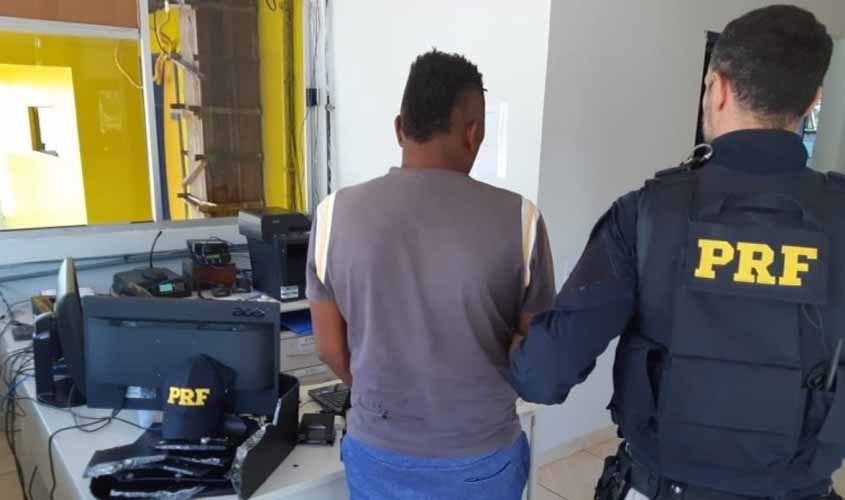 PRF flagra homem transportando 5 quilos de cocaína em Ji-Paraná