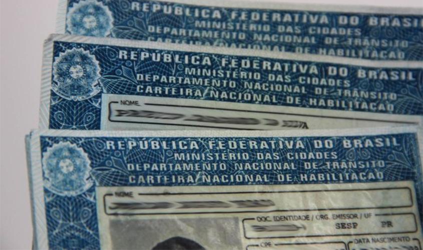 Deputados aprovam urgência para projeto que pune motorista que divulgar infração em rede social