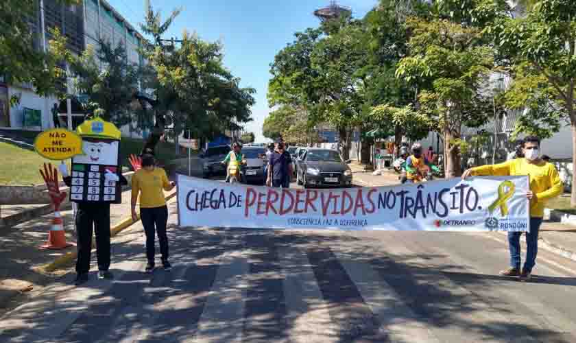 Campanha realizada pelo Detran alerta condutores sobre o risco do uso de celular ao volante