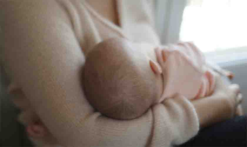 Mãe que faltava ao trabalho para amamentar filha tem justa causa revertida