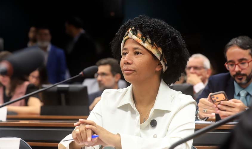 Sílvia Cristina celebra aposentadoria especial de agentes de saúde