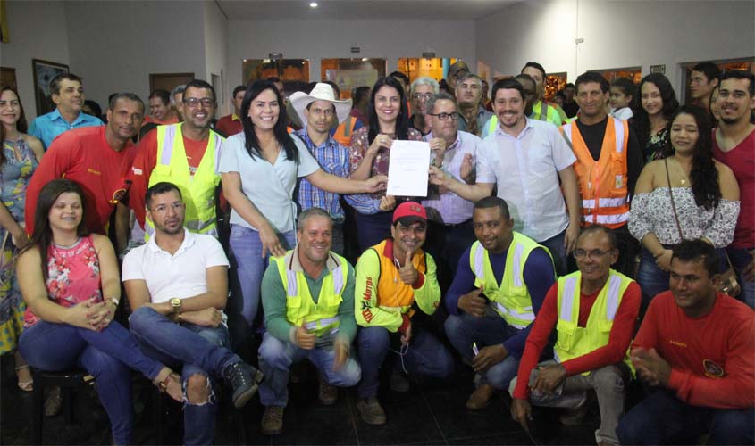 Prefeita assina anteprojeto para regularização dos motoaplicativos