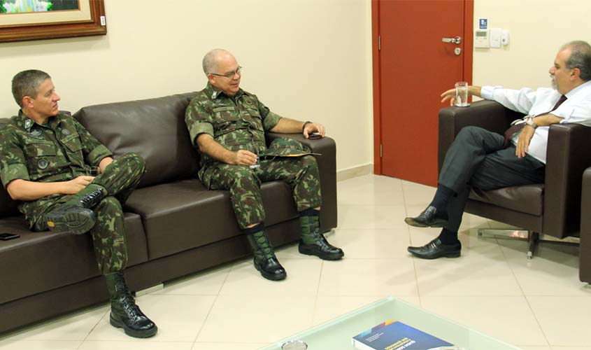 Presidente do TJRO recebe visita de generais da 17ª BIS