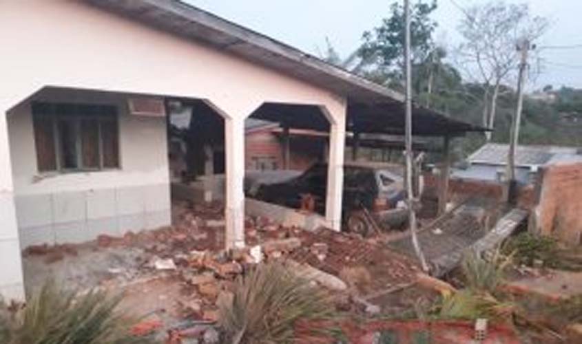 Homem perde controle de carro e destrói muro de casa em Colorado