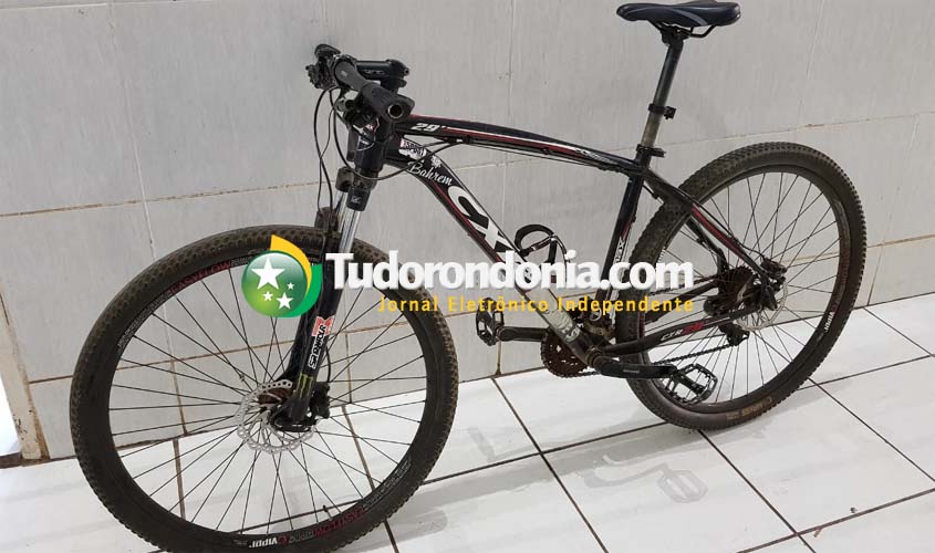 Homem é flagrado furtando bicicleta e acaba preso