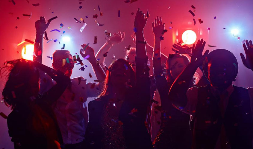 Participando de 'Corona Fest', 36 pessoas são presas e filho de empresário ataca: 'policiais filhos da puta'