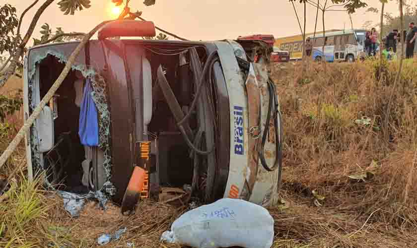 Pelo menos quatro pessoas saem gravemente feridas de acidente com ônibus que tombou na BR-364