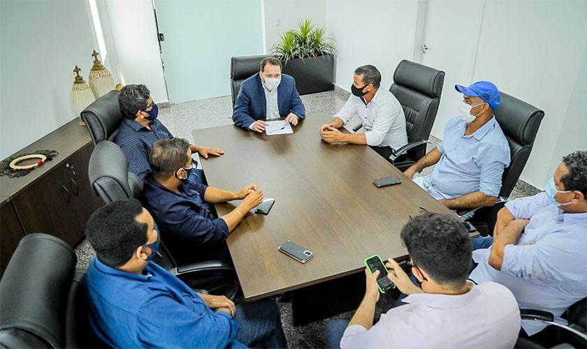 Convênio de R$ 300 mil para melhorias nas estradas vicinais de Theobroma é assinado