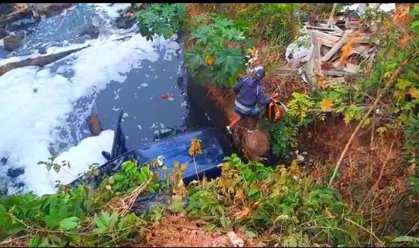 Carro cai em córrego após motorista evitar atropelamento na zona norte de Porto Velho