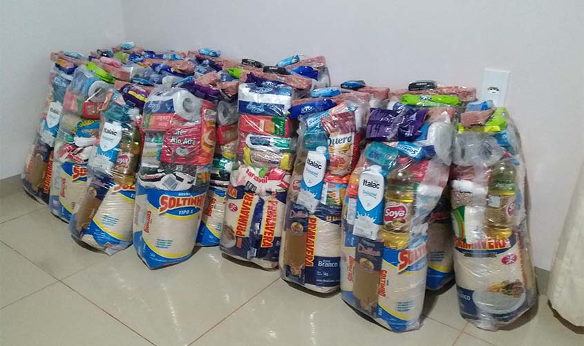 Anderson Pereira entrega cestas básicas para famílias afetadas por operação do Ibama