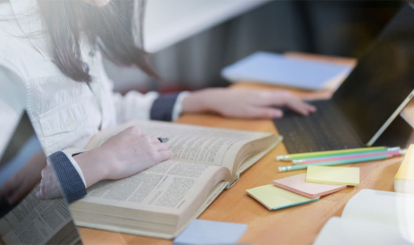 AlfaCon Concursos realiza aulas online e gratuitas para estudantes que pretendem seguir a carreira pública