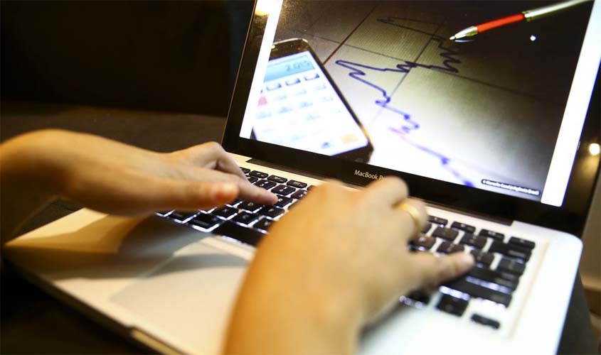 Quase 85% das pessoas de 10 anos ou mais acessam internet no Brasil