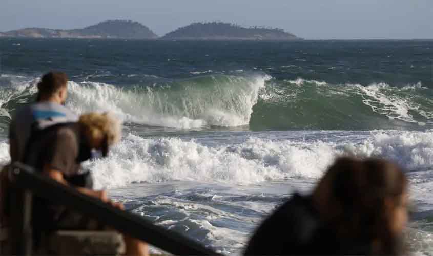 Corpo de adolescente que desapareceu com namorada no mar é encontrado