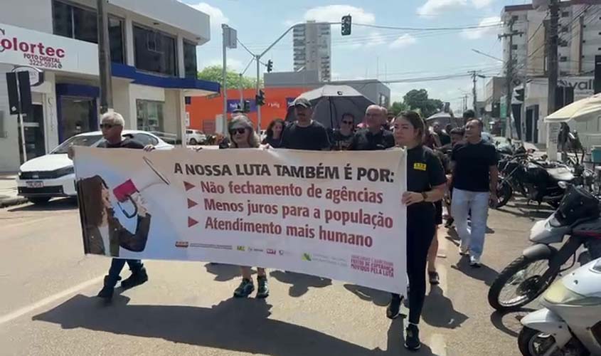 Empregados usam preto para protestar contra postura da Caixa