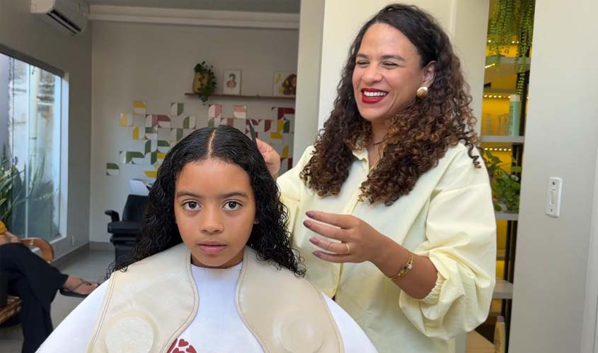 Curso ensina cuidados com cabelos cacheados infantis