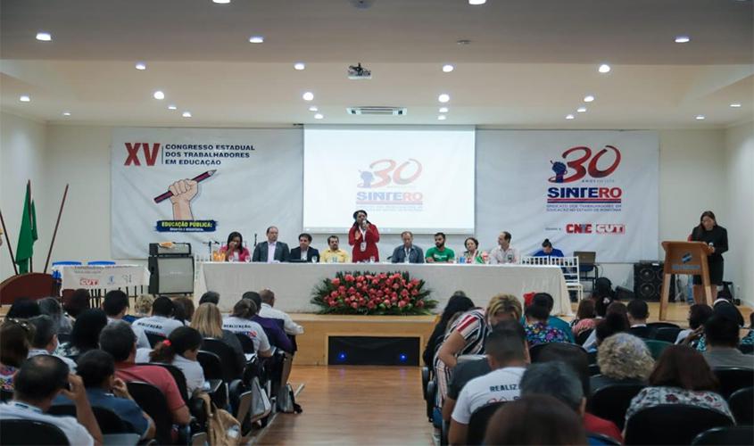 Críticas ao desmonte da educação marcam abertura do Congresso do Sintero