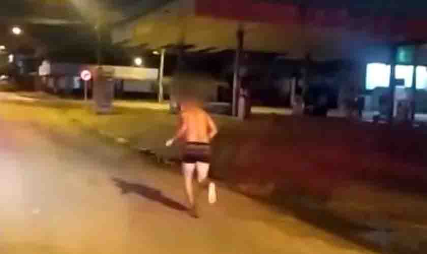 'Pé de pano' ao ver marido chegar em casa corre para matagal e aciona a polícia para lhe salvar