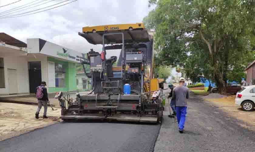 Rua Getúlio Vargas recebe recapeamento