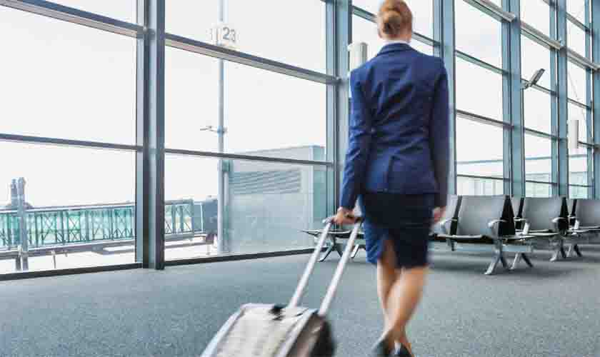 Empresa aérea terá de reintegrar comissária de voo despedida durante radioterapia