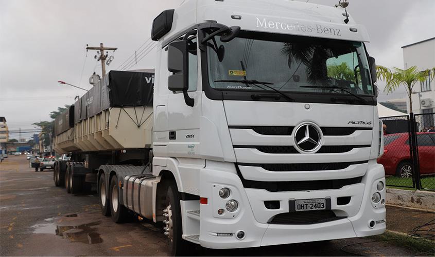 Prefeito repassa à Semagric caminhão doado por usina