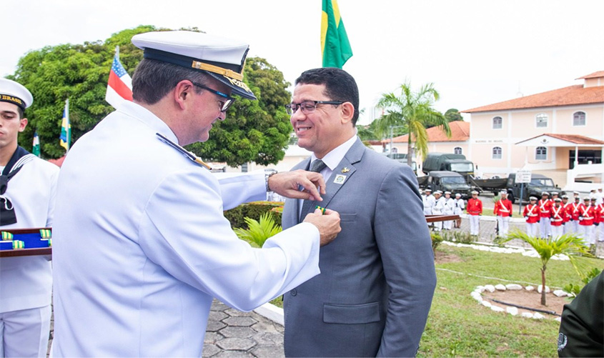 Governador Marcos Rocha recebe medalha do Mérito Tamandaré