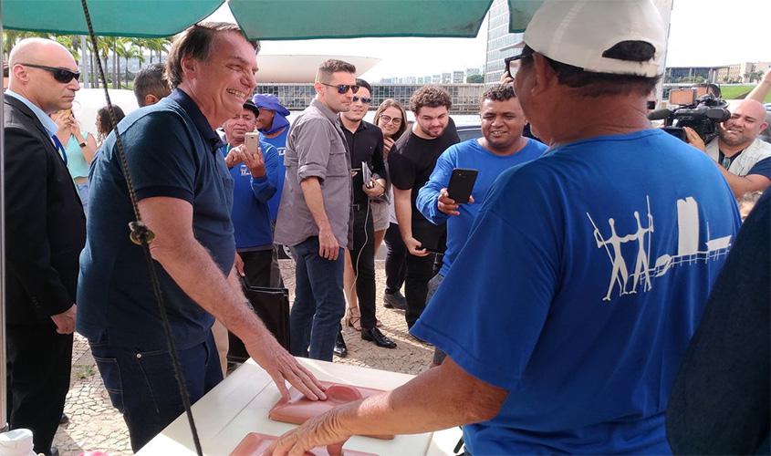 Bolsonaro nega mudanças na equipe ministerial e elogia Weintraub