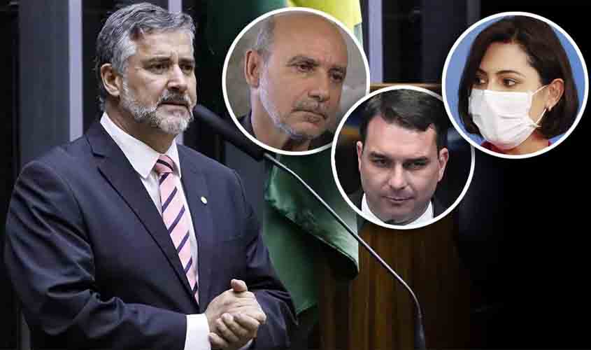'Bolsonaro trata os brasileiros como imbecis', diz Paulo Pimenta, após ele confessar que Queiroz pagava suas contas pessoais
