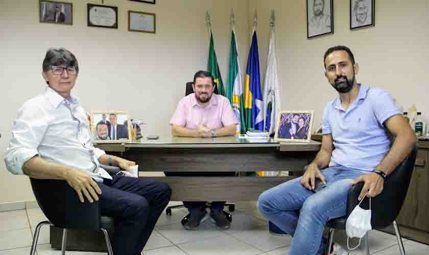 Presidente da Câmara recebe gerente dos Correios para falar sobre Ruas sem CEP